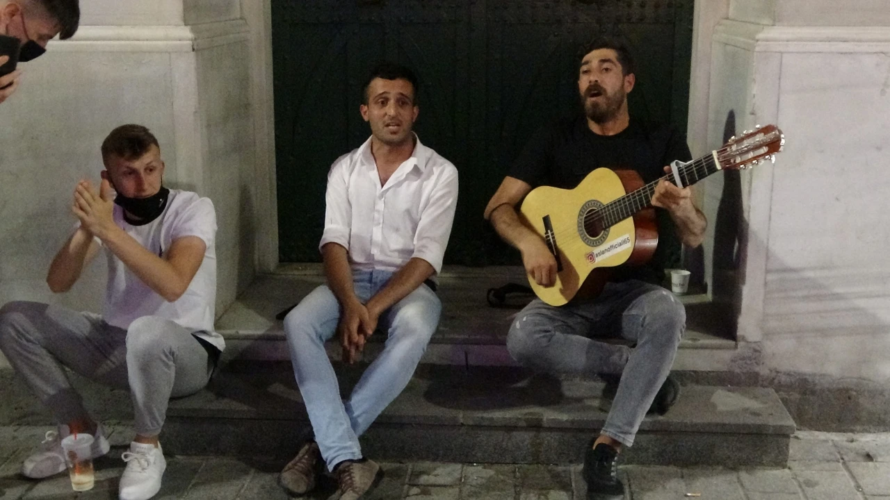 İstiklal Caddesi’nde maske ve mesafe unutuldu, halaylar çekildi